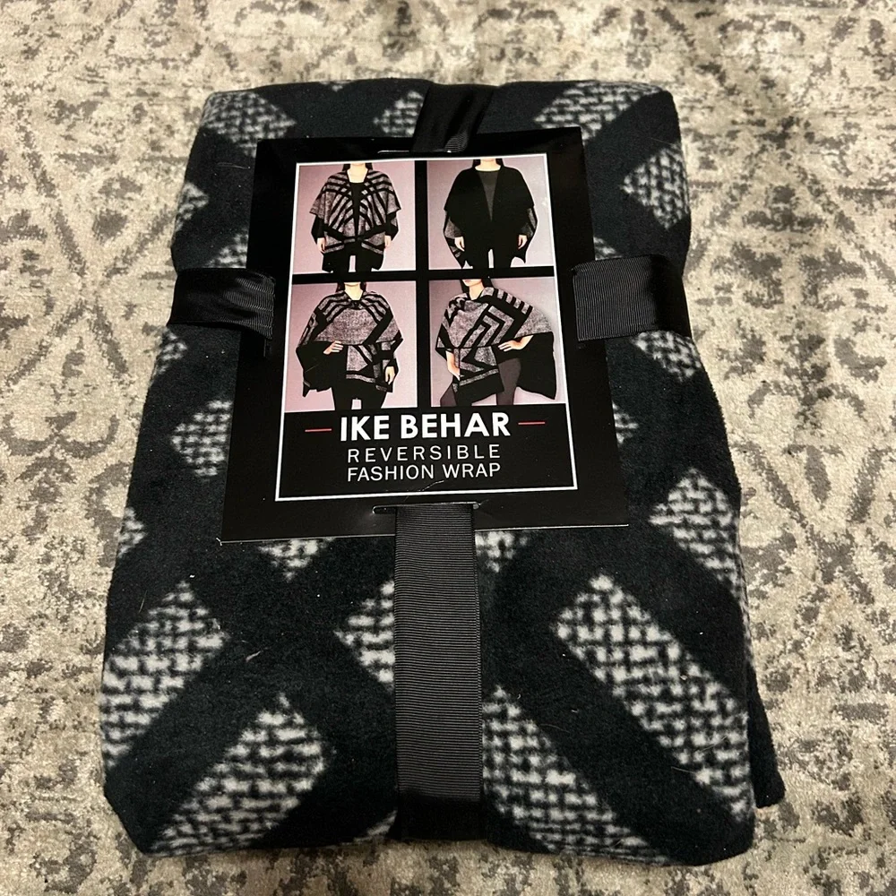 Black and Gray Geometric Reversible Wrap